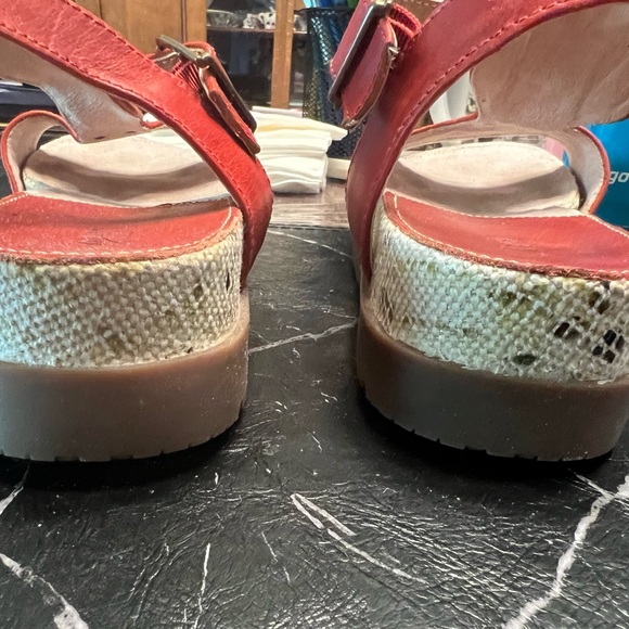 7-1/2W CAT (Caterpillar) sandals - Picture 6 of 6